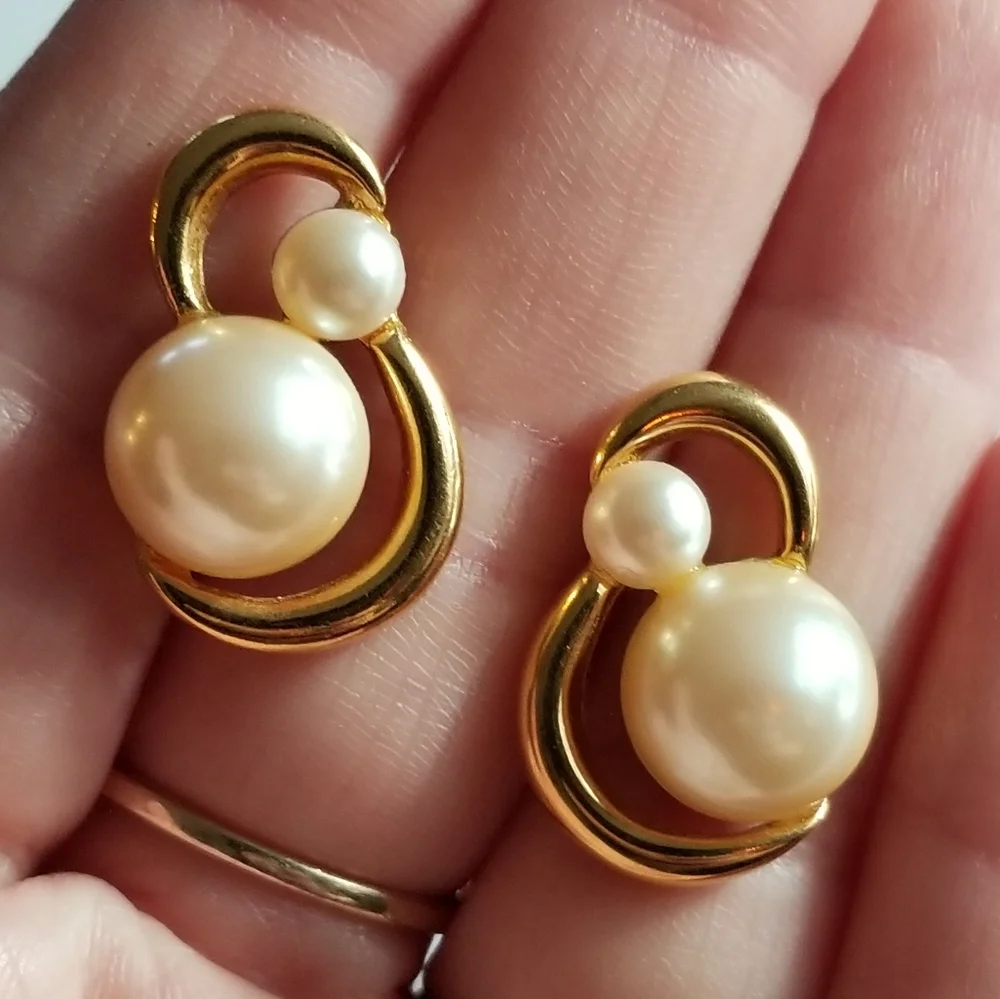 Vintage Richelieu earrings faux pearls Gold tone pearlcore elegant classic